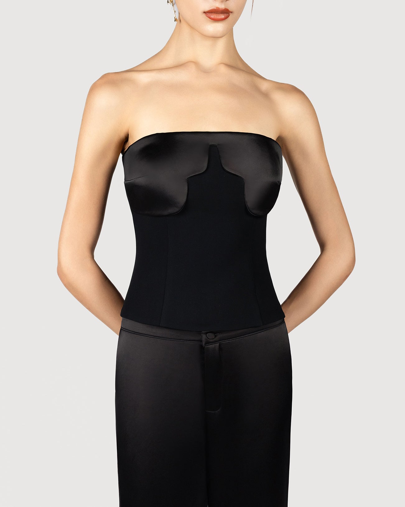 Scalloped detail corset in black